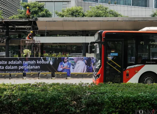 Ilustrasi, calon penumpang menunggu kedatangan Transjakarta Halte Senayan Bank DKI yang mengalami kerusakan pascaunjuk rasa di Jalan Jenderal Sudirman, Jakarta, Selasa, 2 September 2025. (Sumber: Poskota/Bilal Nugraha Ginanjar)