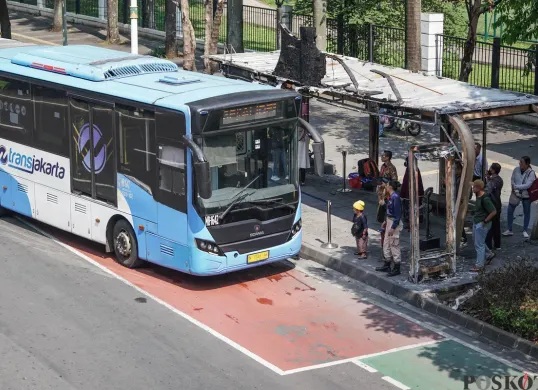 Calon penumpang menunggu kedatangan Transjakarta Halte Senayan Bank DKI yang mengalami kerusakan pascaunjuk rasa di Jalan Jenderal Sudirman, Jakarta, Selasa, 2 September 2025. (Sumber: Poskota/Bilal Nugraha Ginanjar)