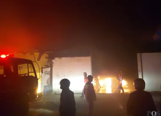 Situasi di lokasi kebakaran gudang di Jalan Raya Kolonel Masturi, Kelurahan Cipageran, Kecamatan Cimahi Utara, Kota Cimahi, pada Rabu malam, 3 September 2025. (Sumber: POSKOTA | Foto: Gatot Poedji Utomo)