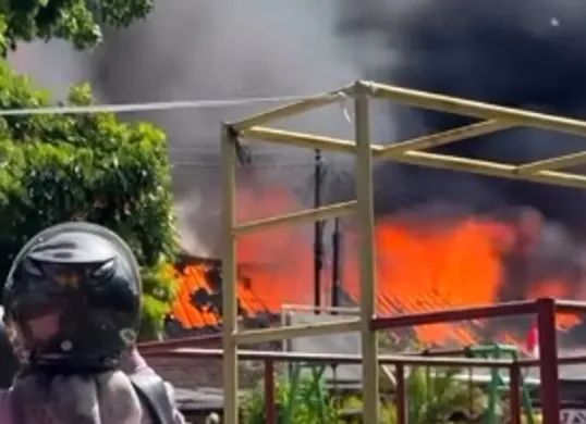 Tangkap layar video kebakaran rumah dinas polisi di Serpong, Tangsel, pada Rabu siang, 3 September 2025. (Sumber: Instagram/@tangsel.info)