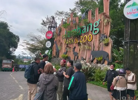 Sejumlah pengunjung di Lembang Park & Zoo, Kelurahan Sukajaya, Kecamatan Lembang, Kabupaten Bandung Barat, tidak bisa masuk, Rabu, 3 September 2025. (Sumber: Poskota/Gatot Poedji Utomo)