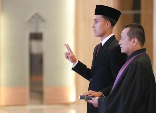 Miliano Jonathans saat mengikuti prosesi pengambilan sumpah kewarganegaraan yang digelar di kantor Kementerian Hukum, Jakarta, Rabu, 3 September 2025. (Sumber: Dok. PSSI)