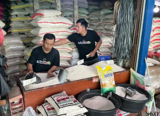 Pedagang beras di Pasar Palmerah, Kelurahan Gelora, Kecamatan Tanah Abang, Jakarta Pusat, Rabu, 3 September 2025. (Sumber: Poskota/Pandi Ramedhan)