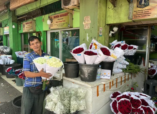 Pedagang sedang merapikan bunga atau kembang di Pasar Kembang Rawa Belong, Kebon Jeruk, Jakarta Barat, Rabu, 3 September 2025. (Sumber: Poskota/Pandi Ramedhan)