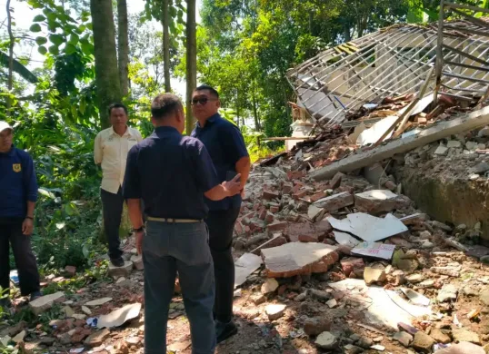 Kondisi dua ruang kelas di SDN Nangela Kecamatan Nanggung yang roboh karena hujan dan angin kencang. (Sumber: Dok. Pemkab Bogor)