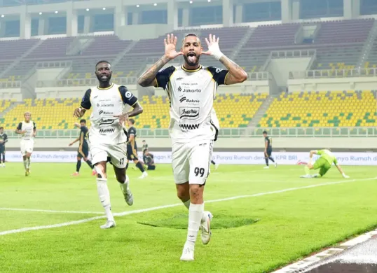 Potret pemain Persija Jakarta, Maxwell Souza saat melakukan selebrasi gol ke gawang Dewa United. (Sumber: Persija)