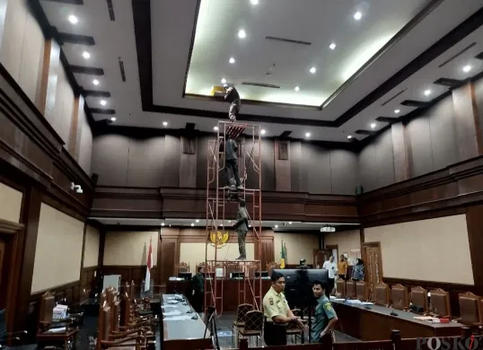 Plafon di ruang sidang PN Jakarta Pusat, Gunung Sahari Barat, Kemayoran, sedang diperbaiki, Rabu, 3 September 2025. (Sumber: Poskota/Ramot Sormin)