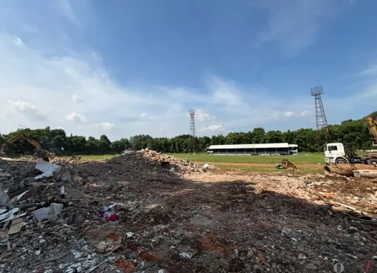 Penampakan tribune barat Stadion Pajajaran, Kota Bogor, dibongkar dalam proses revitalisasi, Rabu, 3 September 2025. (Sumber: Poskota/Giffar Rivana)