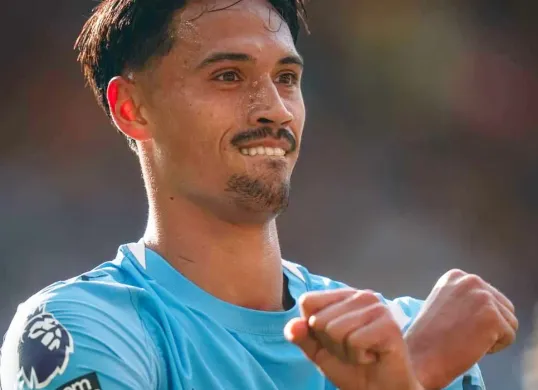 Potret pemain Manchester City, Tijjanni Reijnders yang memberikan semangat kepada Eliano Reijnders usai bergabung dengan Persib Bandung. (Sumber: Instagram/@tijjanireijnders)
