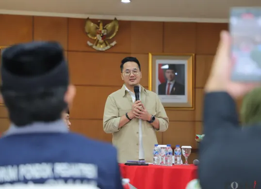 Wakil Walikota Cimahi, Adhitia Yudhistira, memberikan sambutan dalam kegiatan Deklarasi damai, di Jalan Demang Hardja Kusumah. (Sumber: Poskota/Gatot Poedji Utomo)