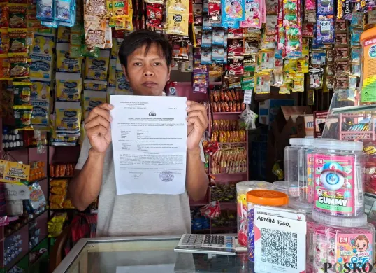 Penjaga warung sembako menunjukan laporan pencurian modus hipnotis di Jalan Waru Jaya, Kp. Sugu Tamu RT 02/RW 22, Kelurahan Mekar Jaya, Kecamatan Sukmajaya, Kota Depok, Rabu, 3 September 2025. (Sumber: Poskota/Angga Pahlevi)