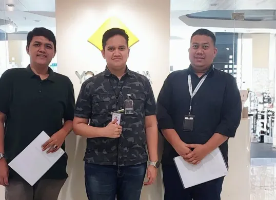 (Kiri ke kanan) Account Manager Xooply by Metranet Tomi Putra Dwi Jans, Implementation Officer Xooply Metranet Fakhrul Bahri Ardiansyah, dan Technical Group Leader Yokogawa Theo Amudi di Yokogawa Electric. (Sumber: PT Telkom Indonesia (Persero) Tbk)