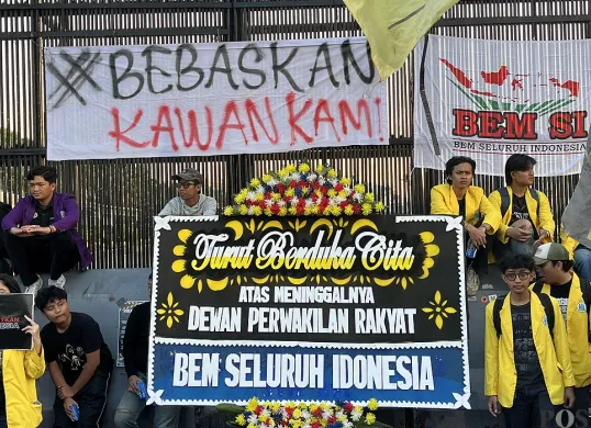 Para mahasiswa dari sejumlah perguruan tinggi yang tergabung dalam BEM SI menggelar aksi damai di depan Gedung DPR RI, Kamis, 4 September 2025. (Sumber: POSKOTA | Foto: Pandi Ramedhan)