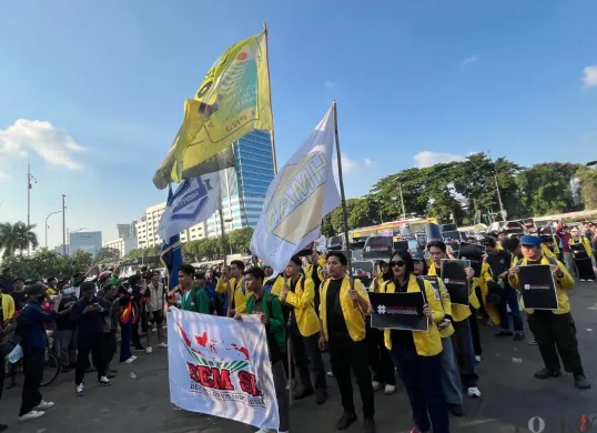 Puluhan massa dari BEM SI menggelar aksi damai di depan Gedung DPR RI, Senayan, Jakarta Pusat, Kamis, 4 September 2025. (Sumber: Poskota/Pandi Ramedhan)