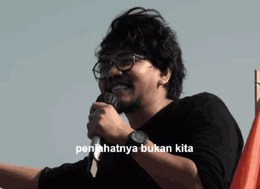 Sosok Ferry Irwandi, seorang konten kreator dan YouTuber asal Indonesia yang dikenal karena konten inspiratif serta kritik sosialnya. (Sumber: Instagram/@irwandiferry)