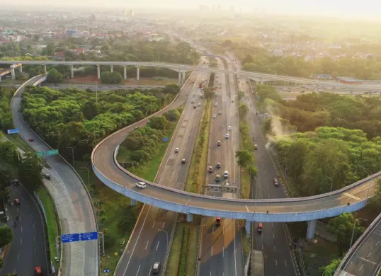 Jalan Tol Akses Tanjung Priok membentang sepanjang 11,4 km sebagai urat nadi distribusi logistik nasional. (Sumber: Dok/Hutan Karya)