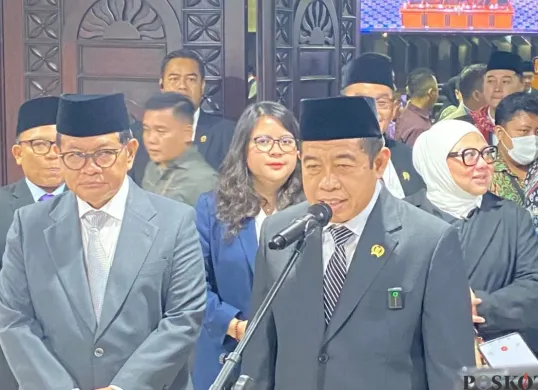 Ketua DPRD Jakarta, Khoiruddin saat menyampaikan pernyataan kepada awak media di Gedung DPRD Jakarta, Kamis, 4 September 2025. (Sumber: Poskota/Muhammad Tegar Jihad)