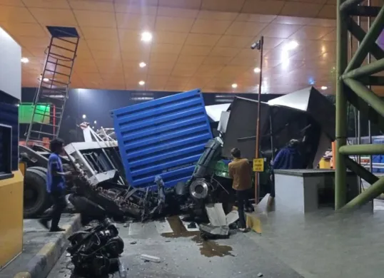 Kecelakaan serius nyaris merenggut korban jiwa di Gerbang Tol (GT) Ciawi 2, Tol Jagorawi arah Jakarta pada Kamis dini hari, 4 September 2025. (Sumber: Jasa Marga)