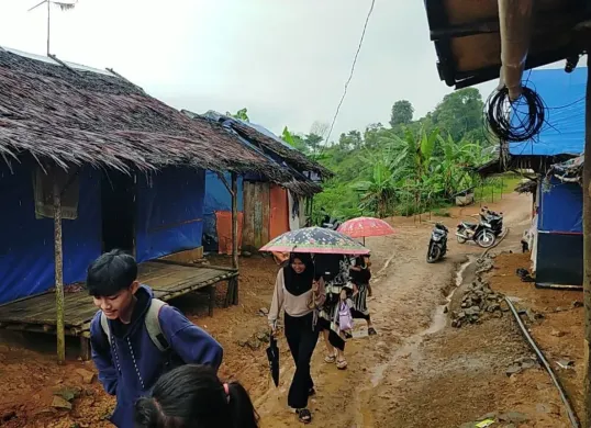 Suasana warga korban bencana banjir bandang di Kecamatan Lebakgedong, Kabupaten Lebak. (Sumber: Dok. Warga)