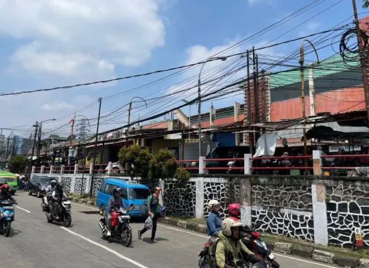 Pemkab Bogor bebenah kabel udara di kawasan Ciawi untuk menciptakan tatanan kota yang indah dan rapih. (Sumber: Dok. Pemkab Bogor)