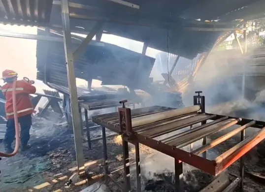 Pabrik kemasan kardus di di Kampung Asem, RT 03/06, Kelurahan Mustikajaya, Kecamatan Mustikajaya, Kota Bekasi, ludes terbakar seusai ditinggal penjaga, Kamis, 4 September 2025. (Sumber: Dok. Istimewa)