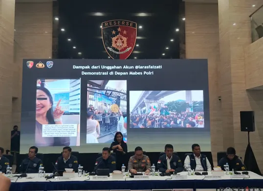 Konferensi pers Dittipidsiber Bareskrim Polri terkait penetapan tersangka terduga penyebaran ajakan provokatif untuk berbuat anarkis saat aksi unjuk rasa di Gedung Markas Besar Polri pada pada akhir Agustus 2025. (Sumber: Poskota/Ali Mansur)