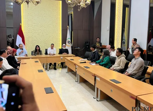 Pimpinan dan Anggota DPRD Jakarta menerima audensi mahasiswa di Gedung DPRD Jakarta, Gambir, Jakarta Pusat, Kamis, 4 September 2025. (Sumber: Poskota/Muhammad Tegar Jihad)