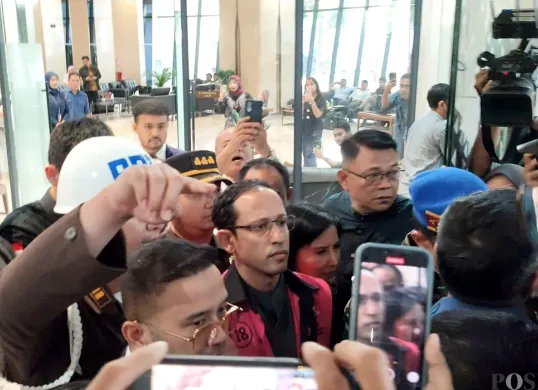Mantan Mendikbudristek, Nadiem Makarim, saat digiring ke mobil tahanan di Kejaksaan Agung, Jakarta Selatan, Kamis, 4 September 2025. (Sumber: POSKOTA | Foto: Ali Mansur)