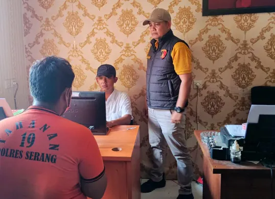 SU, pedagang sayur yang nekat jadi maling karena mengaku usahanya sedang sepi saat menjalani pemeriksaan di ruang Unit Reskrim Polsek Carenang. (Sumber: Dok Polsek Carenang)