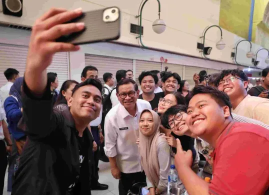 Gubernur DKI Jakarta, Pramono Anung berfoto bersama sejumlah masyarakat di kawasan Blok M Hub. (Sumber: jakarta.go.id)