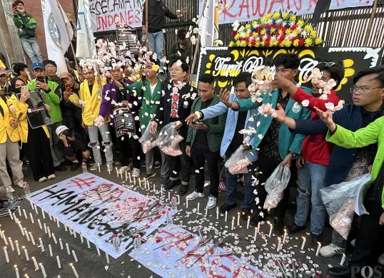 Para mahasiswa yang tergabung dalam BEM SI melakukan tabur bunga dan penyalaan lilin saat melakukan aksi unjuk rasa di depan Gedung DPR RI pada Kamis, 4 September 2025. (Sumber: POSKOTA | Foto: Pandi Ramedhan)