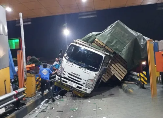 Kecelakaan serius nyaris merenggut korban jiwa di Gerbang Tol (GT) Ciawi 2, Tol Jagorawi arah Jakarta pada Kamis dini hari, 4 September 2025. (Sumber: Jasa Marga)
