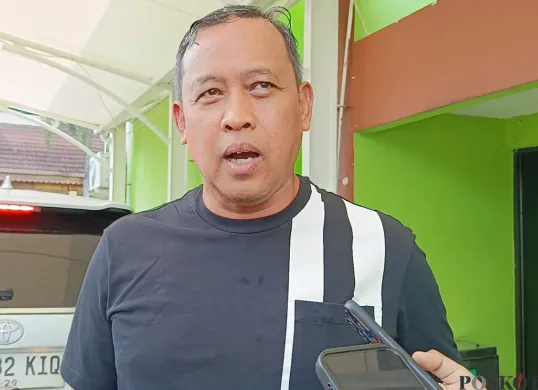 Wali Kota Bekasi, Tri Adhianto, memastikan Pemkot Bekasi sudah siap membangun Jembatan Penyeberangan Orang (JPO) di sekitar Stasiun Bekasi. Kamis, 4 September 2025. Namun, proyek ini masih terkendala teknis. (Sumber: Poskota/Nurpini Aulia Rapika)