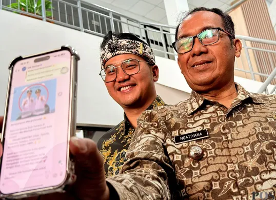 Wali Kota Cimahi, Ngatiyana dan Wakil Wali Kota, Adhitia Yudisthira menunjukkan layanan 'WA Mantap' untuk mempercepat komunikasi maupun laporan dari masyarakat. (Sumber: POSKOTA | Foto: Gatot Poedji Utomo)