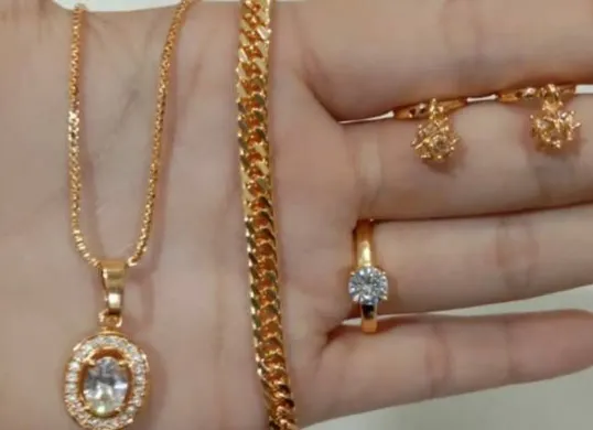 Perhiasan emas muda seperti cincin dan gelang tetap diminati karena harga terjangkau dan desain beragam. (Sumber: Pinterest)