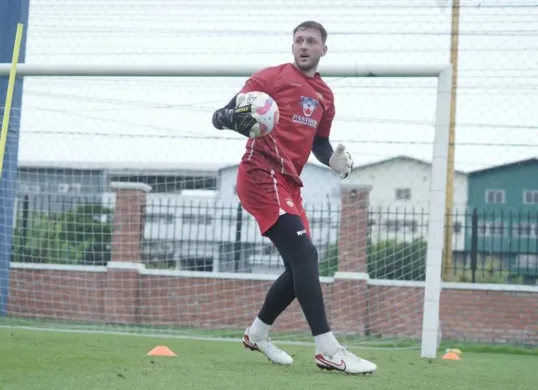 Potret kiper Persib Bandung, Adam Przybek yang berkutat dengan cedera dan belum menjalani debut. (Sumber: Persib)