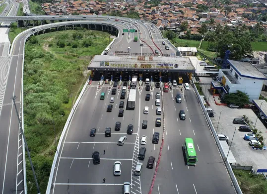 Kendaraan memadati salah satu gerbang tol saat libur panjang Maulid Nabi, Jumat, 5 September 2025. Jasa Marga mencatat lonjakan arus lalu lintas keluar Jabodetabek. (Sumber: Jasa Marga)