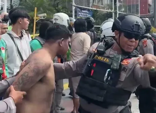 Petugas Polres Metro Depok,mengamankan seorang terduga Debt Collector yang menghentikan pengendara dengan menggunakan badik. (Sumber: Polres Metro Depok)