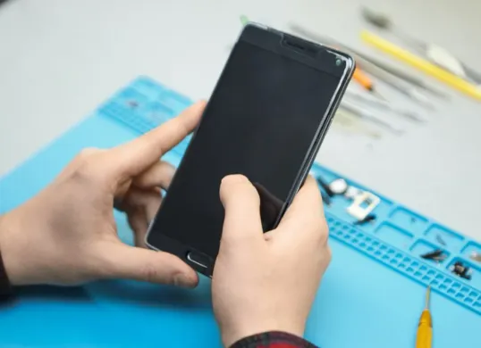 Ilustrasi Factory Reset HP Oppo. (Sumber: Freepik/ karlyukav)