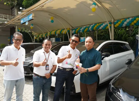 General Manager PLN UID Jakarta Raya, Moch. Andy Adchaminoerdin (kedua dari kanan) dan jajaran manajemen PLN UID Jakarta Raya menyapa pengguna kendaraan listrik di SPKLU PLN Gambir, Jakarta Pusat. (Sumber: Dok. PLN UID Jakarta Raya)