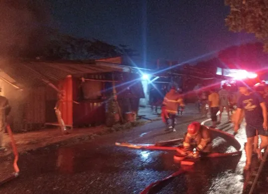 Lapak kayu madura di Cipayung Kota Depok ludek terbakar. Petugas Damkar berusaha memadamkan api. (Sumber: Damkar Depok)
