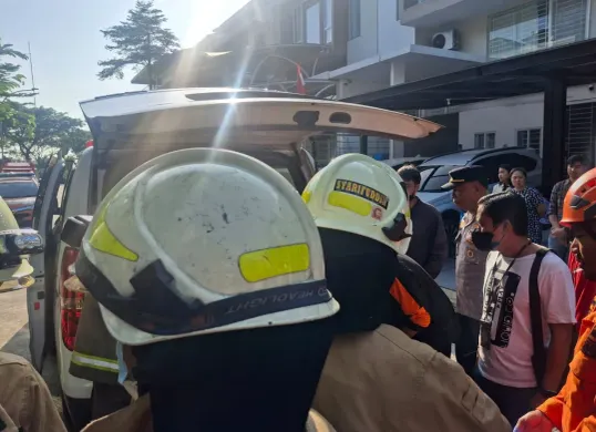 Petugas mengevakuasi korban kebakaran rumah mewah di kawasan Kalideres, Jakarta Barat. Insiden tersebut menewaskan dua penghuni. (Sumber: Istimewa)