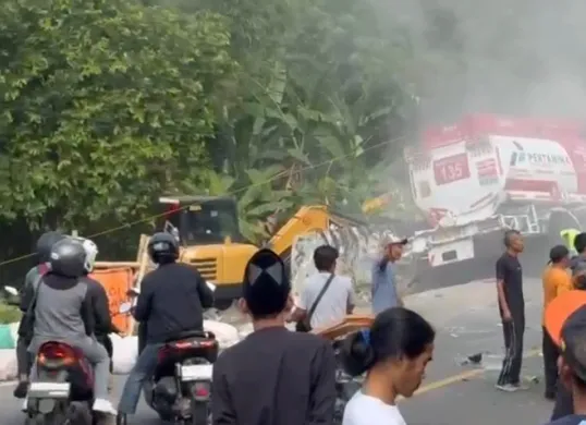 Kecelakaan beruntun di Jalan Raya Cigudeg, Kabupaten Bogor. Kecelakaan tersebut diduga akibat temblong truk tanki Pertamina. (Sumber: Istimewa)