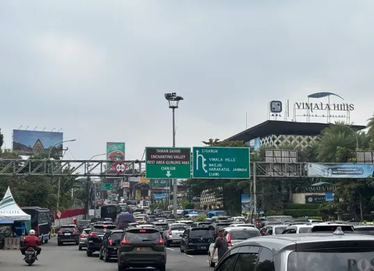 Situasi Simpang Gadog pada libur panjang Maulid Nabi, tang terjadi kepadatan. Polisi menerapkan sistem satu arah dari Jakarta menuju Puncak untuk mengurangi kepadatan lalu lintas, Jumat 5 Seprember 2025. (Sumber: Poskota/Giffar Rivana)