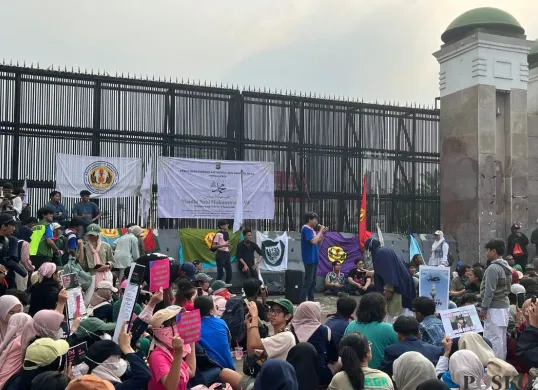Sejumlah elemen masyarakat mulai buruh hingga mahasiswa menggelar aksi damai di depan Gedung DPR RI, Senayan, Tanah Abang, Jakarta Pusat, Jumat, 5 September 2025. (Sumber: Poskota/Pandi Ramedhan)