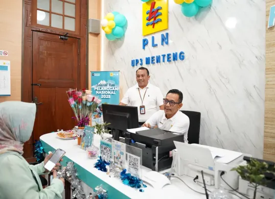 General Manager PLN UID Jakarta Raya, Moch. Andy Adchaminoerdin (kanan) melayani pelanggan di loket Kantor PLN UP3 Menteng, Jakarta Pusat, Kamis, 4 September 2025. (Sumber: Dok. PLN UID Jakarta Raya)