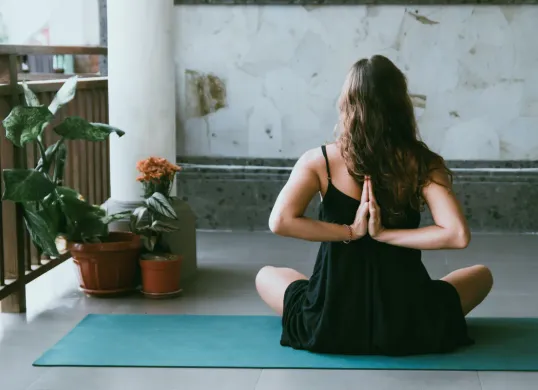 7 Jenis Olahraga yang Bisa Dilakukan di Rumah Tanpa Harus ke Gym dari Kemenkes (Sumber: Unsplash/Avrielle Ali)
