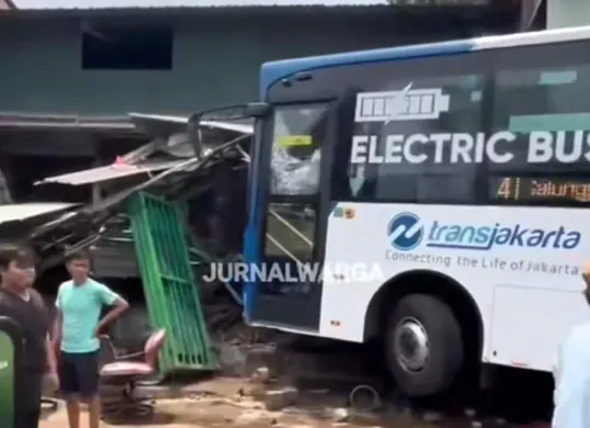Tangkap layar insiden bus TransJakarta yang menabrak salah satu toko di Menteng, Jakarta Selatan pada Sabtu siang, 6 September 2025.