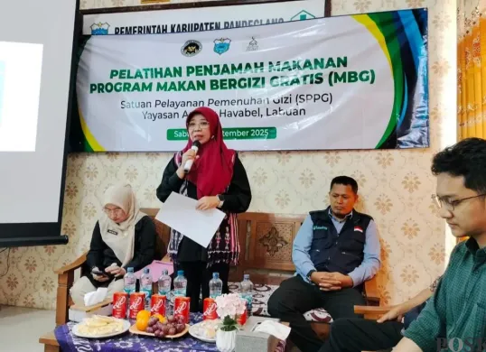 Kadinkes Pandeglang, Eniyati, saat memberikan materi dalam pelatihan relawan SPPG program MBG. (Sumber: Poskota/Samsul Fatoni)