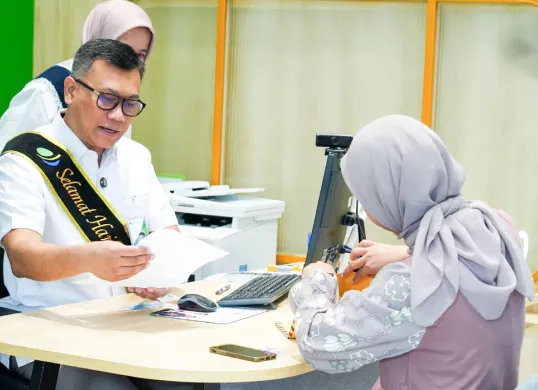 Direktur Utama BPJS Ketenagakerjaan, Pramudya Iriawan Buntoro melayani langsung peserta BPJS Ketenagakerjaan di Hari Pelanggan Nasional 2025. (Sumber: Istimewa)